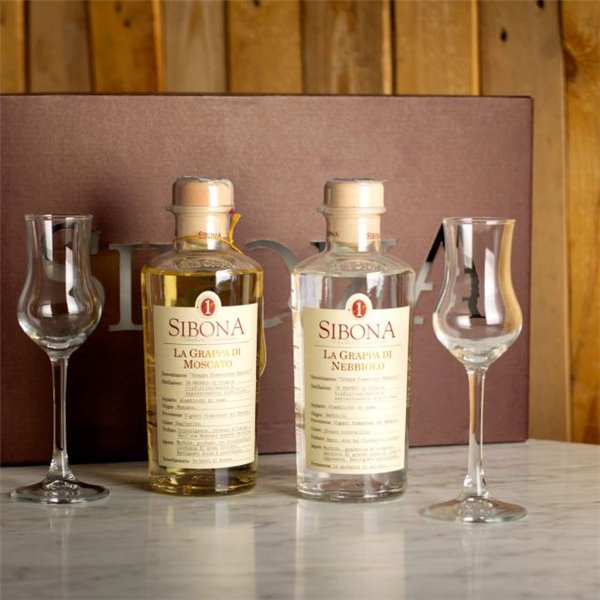 Distilleria Sibona - Confezione regalo Poker (2x 50cl) Grappa di Moscato e Grappa di Nebbiolo con 2 bicchieri degustazione Distilleria Sibona - Confezione regalo Poker (2x 50cl) Grappa di Moscato e Grappa di Nebbiolo con 2 bicchieri degustazione